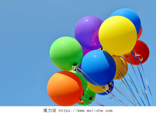 蓝天下的气球五彩的气球 